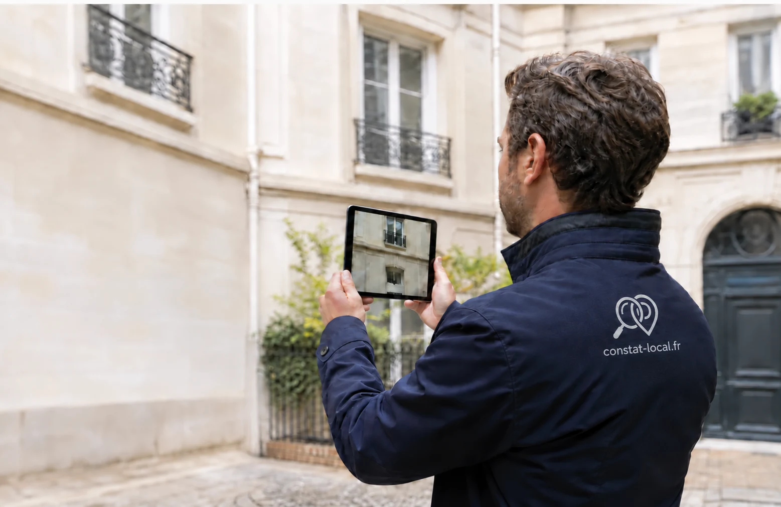 Agent Constat Local réalisant un constat avant travaux sur la façade d’un immeuble